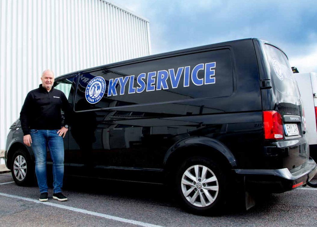bild på en bil med kylservice logotyp