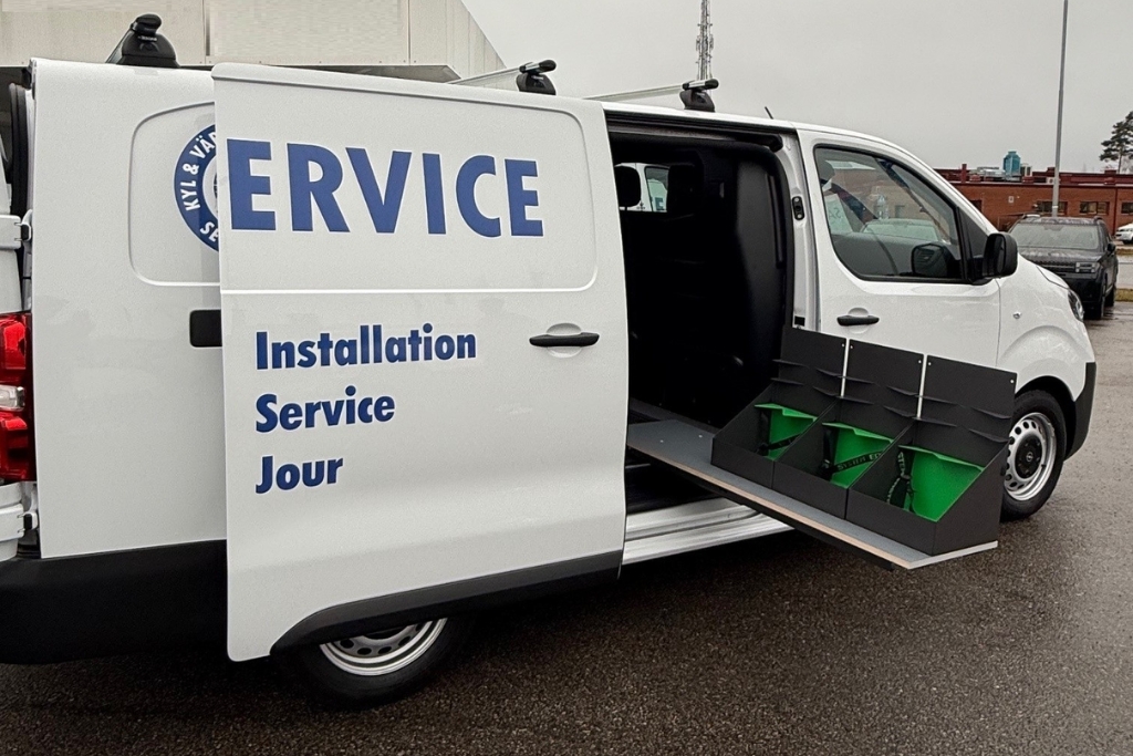 Vit servicebil med texten kylservice, installation, service, jour