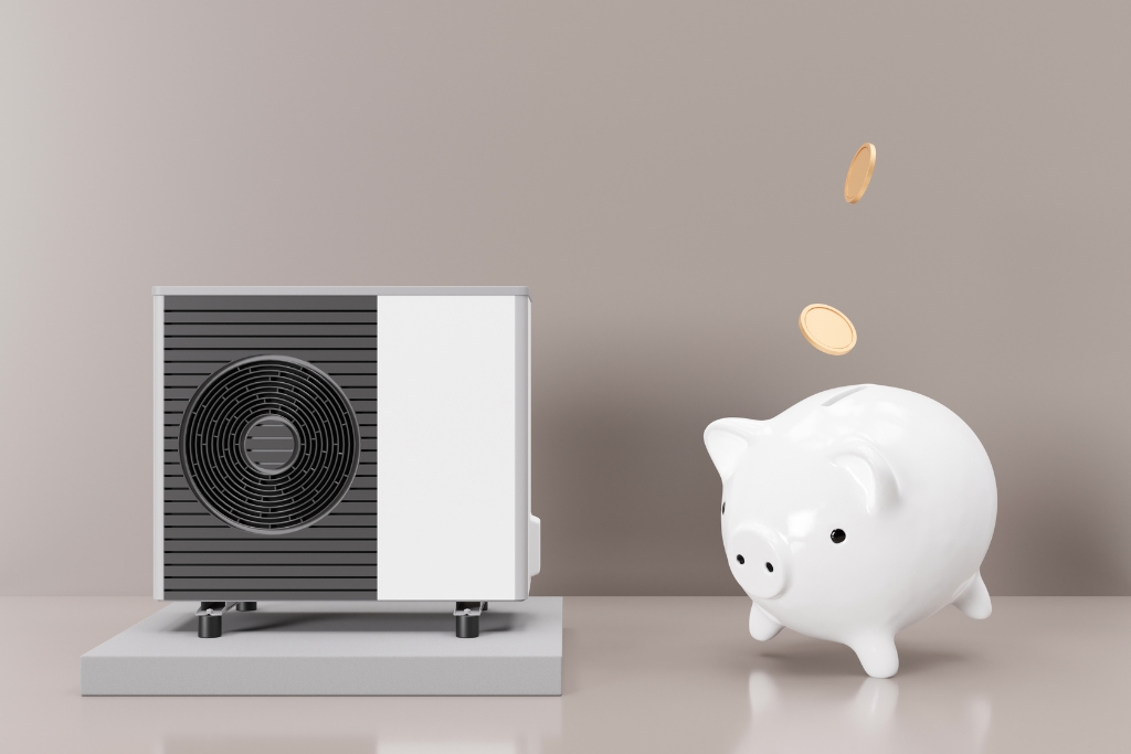 Utomhusdel till en värmepump bredvid en spargris med fallande mynt – symboliserar energibesparing och lägre uppvärmningskostnader.